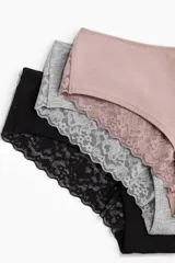 Pack de cinco bombachas de punto y encaje en colores negro, gris, blanco y rosa.