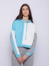 Canguro deportivo para mujer, con capucha y diseño color block en celeste, blanco y gris.