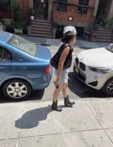 Bota estilo tejana de cuero vacuno color bordó, con detalle de argolla metálica y remaches decorativos.