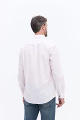 Camisa de manga larga con estampado de rayas verticales finas en color azul sobre fondo blanco. Presenta cuello abotonado, cierre frontal con botones, bolsillo en el pecho con logo bordado y puños con botones.