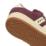 Championes Adidas Grand Court Alpha 00S, de color bordó con franjas laterales en tono natural y detalles dorados. Cuentan con cordones anchos y suela de plataforma baja.