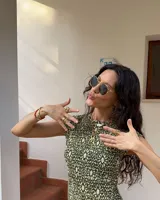 Collar con dije de bronce macizo con forma orgánica irregular, similar a un coral, suspendido de un cordón negro de seda natural anudado.