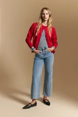 Cardigan de tejido de punto color rojo, con cuello redondo, cierre frontal de botones al tono y puños acanalados.