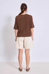 Bermuda color crema de corte ancho, con cintura alta y presillas para cinturón.