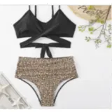 Bikini de dos piezas con corpiño negro tipo crop top con diseño cruzado y bombacha de tiro alto con estampado animal print de leopardo.