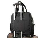 Maletín negro de poliéster con doble asa de mano y correa bandolera regulable. Tiene cierre doble, tres bolsillos externos con cierre, un bolsillo interno con cierre y dos bolsillos internos abiertos.