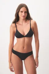 Culotte negro de tiro medio confeccionado en poliamida con elastano, con forro interior de algodón.