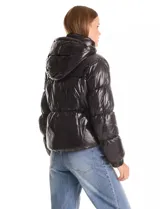 Campera puffer de Michael Kors con acabado brillante, diseño capitoneado, capucha integrada con cordones de ajuste, cuello alto, cierre frontal con tirador metálico y puños elásticos.