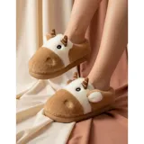 Pantuflas de peluche con diseño de vaca, confeccionadas en piel sintética suave. Cuentan con suela de goma antideslizante y diseño abierto en el talón.