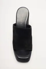 Zapato de plataforma tipo sueco, de empeine amplio en ante, con plataforma alta y taco ancho. Puntera cuadrada y diseño abierto en el talón.