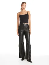 Pantalón de eco cuero negro, de corte wide leg, con costura frontal decorativa, cierre y broche interno en la pretina.