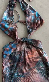 Vestido corto estampado con diseño halter y aberturas laterales en la cintura, con escote pronunciado.
