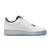 Zapatillas Nike Air Force 1 07 SE blancas con detalles en negro y suela plateada con base transparente.