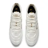 Championes de fútbol New Balance modelo 442 V3, edición limitada en color blanco perlado con detalles en dorado. Presentan una parte superior de microfibra TrueTouch de una sola pieza, cuello Hypoknit transpirable y suela de nailon con tacos cónicos para césped natural.