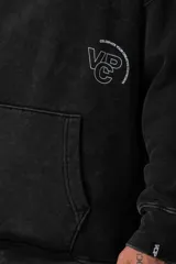 Buzo tipo canguro con capucha, de corte oversize y confeccionado en frisa rústica con efecto lavado. Presenta bolsillo frontal tipo canguro y estampado con texto en el pecho.