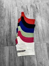 Top asimétrico de crepe, con un solo hombro y corte en la parte inferior.