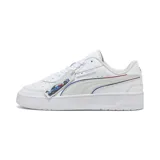 Championes Puma BMW MMS CA Match, color blanco con detalles en azul y rojo, con logo de BMW Motorsport y etiqueta colgante con diseño de autos de carrera.