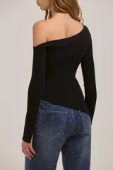 Top tejido de punto color negro, con diseño asimétrico de un solo hombro y manga larga. Presenta un corte ajustado al cuerpo con un ruedo irregular.