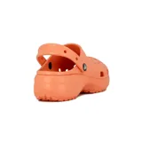 Zuecos Crocs modelo Band Plataforma, color salmón.