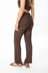 Conjunto marrón de hilo calado, compuesto por un top corto sin mangas y un pantalón de corte recto con cintura elástica.