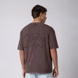 Remera de algodón con efecto acid wash en color marrón, de corte regular y mangas cortas, con sutil estampado en el pecho.