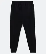 Pantalón deportivo masculino liso color negro, con ajuste elástico en la cintura y bolsillos laterales.