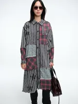 Camisa larga de diseño patchwork con cierre frontal de botones, confeccionada mediante la combinación de paneles con estampados de rayas, cuadros escoceses y motivos florales, con terminaciones deshilachadas.