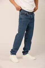 Pantalón de jean azul de corte recto, con bolsillos delanteros y traseros.