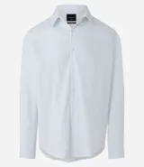 Camisa de vestir blanca de algodón con textura maquinetada, cuello camisero y mangas largas.