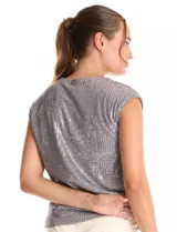 Blusa sin mangas con escote en V, confeccionada completamente en lentejuelas color dorado. Cuenta con forro interno a tono y un corte recto y holgado.