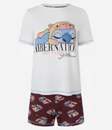 Conjunto de pijama compuesto por una remera de manga corta color crema con estampa frontal de Stitch y un short color bordó con estampado integral de Stitch. Ambas prendas están confeccionadas en viscosa con elastano.