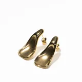 Par de aros colgantes dorados con forma de lágrima alargada.