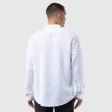 Camisa de manga larga con cuello clásico y cierre frontal de botones. Presenta un bolsillo en el pecho y puños abotonados, con un diseño de corte regular y textura natural.