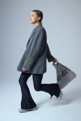 Saco sastrero oversize gris con bolsillos delanteros, forro de tafeta a tono, bordado en la tapa del bolsillo y etiqueta RENÉE tejida.