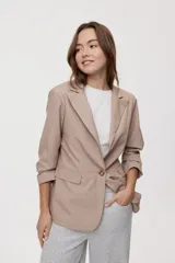 Blazer sastrero negro de calce relajado, con solapa clásica, cierre de un botón frontal y bolsillos con tapa en los laterales.