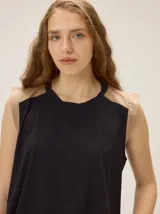 Remera sin mangas de algodón con elastano, color negro con detalles en tono tostado en los hombros, corte recto y diseño básico.