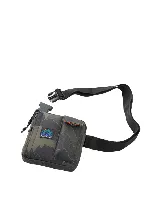 Bolso de mano y bandolera Rip Curl modelo 24/7 Pouch Search Camo, con diseño de camuflaje en tonos verde militar y negro. Cuenta con un compartimento principal con cierre, un bolsillo frontal con solapa, correa ajustable y el parche con el logo de la marca en la parte frontal.
