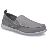 Mocasín Crocs modelo Walu Syn de estilo náutico, confeccionado en lona azul con detalles en color marrón. Presenta suela de material Croslite flexible y diseño slip-on con ojales decorativos laterales.