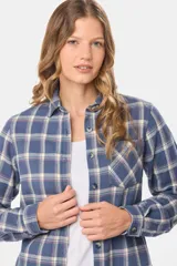 Camisa de viyela a cuadros en tonos pastel, con cuello clásico, cierre frontal de botones y bolsillo en el pecho.