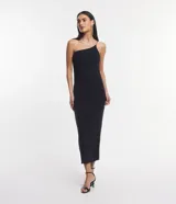 Vestido midi negro de tul, con escote de un solo hombro y bretel fino. Presenta fruncido lateral y corte ajustado al cuerpo.