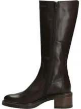 Bota de caña alta fabricada en cuero color marrón, con punta semi puntiaguda, cierre lateral interno y taco cuadrado de 5 cm.