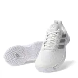 Championes de tenis Adidas Gamecourt 2.0 para mujer, en color blanco con detalles plateados. Presentan un diseño de malla transpirable, cierre con cordones y suela de goma diseñada para ofrecer estabilidad y tracción en la cancha.