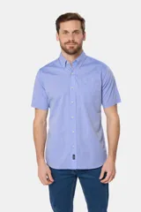 Camisa sport lisa de manga corta en color celeste, con cuello abotonado, cierre frontal con botones, bolsillo en el pecho y etiqueta decorativa en el ruedo.