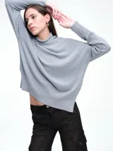 Sweater de cuello polera con hombros caídos y diseño de calce holgado. Presenta terminaciones acanaladas en puños y ruedo, confeccionado en tejido de punto suave.