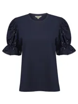 Remera de algodón color azul marino, de corte regular con cuello redondo y mangas cortas abullonadas con detalles de broderie.