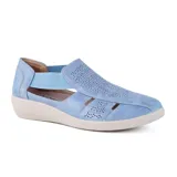 Zapato casual Korium Confort modelo Jessie, de color negro con acabado metalizado y sutil brillo. Presenta diseño cerrado con perforaciones decorativas en la parte superior y laterales elásticos para mayor comodidad.
