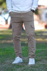 Pantalón cargo color camel de corte recto y ajuste entallado, con bolsillos laterales con solapa en las piernas.