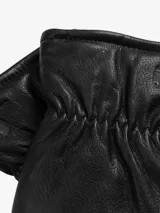 Guantes de cuero negro con diseño slip-on, puños elásticos y forro interior para mayor abrigo. Presentan logo en relieve en el frente.