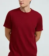 Remera de manga corta y cuello redondo, confeccionada en tejido de media malla con textura vertical. Presenta un diseño minimalista y ligero, ideal para un uso versátil y cómodo.