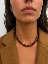 Gargantilla de cuentas facetadas de piedra natural jade color bordó, con diseño minimalista y cierre discreto.
